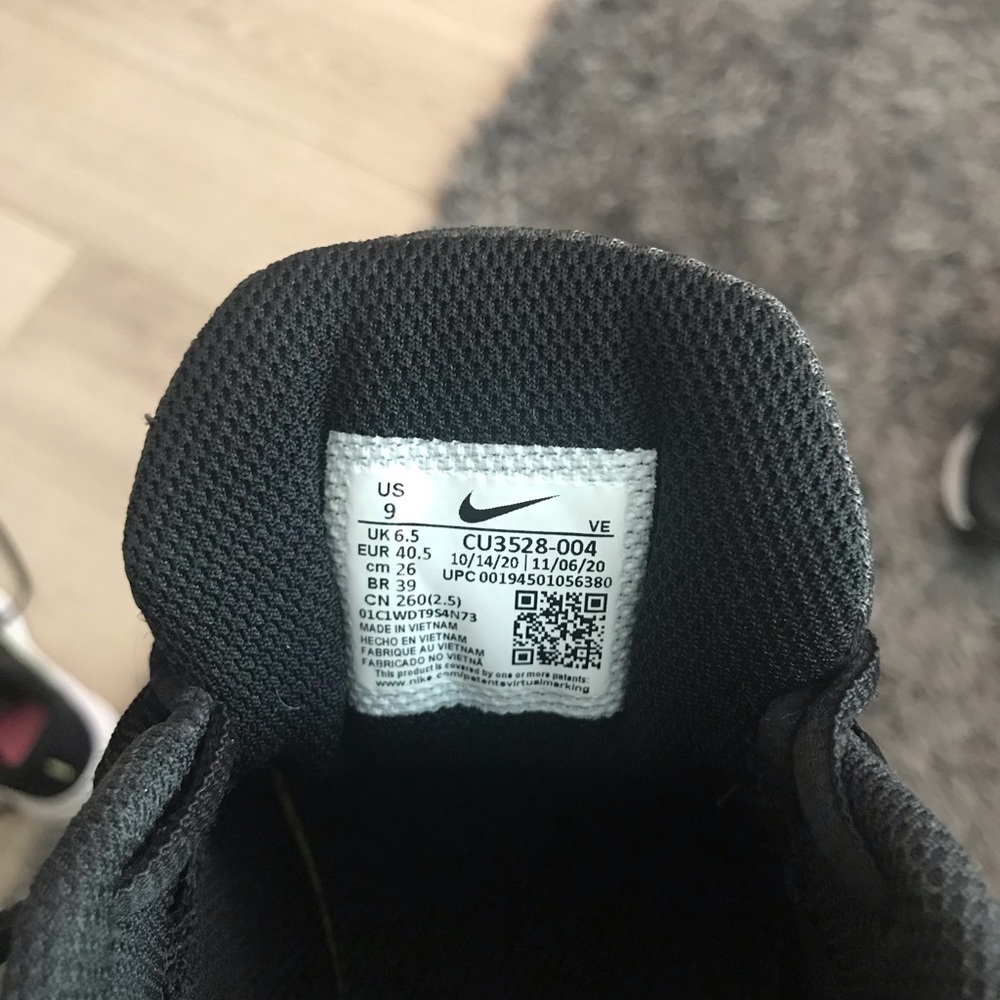Size 9 nike running shoes